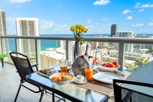 Ocean Views - Pool & Gym - Pet Friendly - Close to Beach in Hallandale Beach, Vereinigte Staaten von Amerika