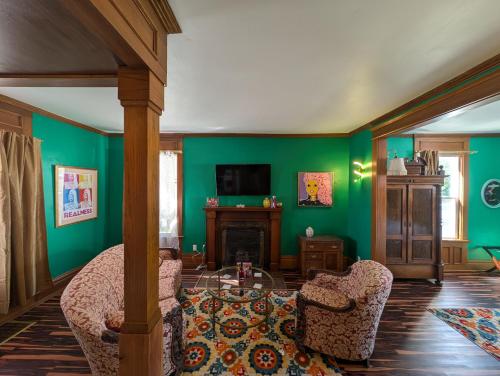 The Queen Hotel- Downtown Luxury 2