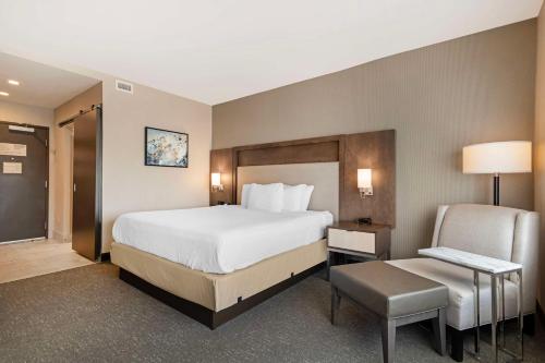 Best Western Plus Executive Residency Rigby's Water World Hotel - image 2