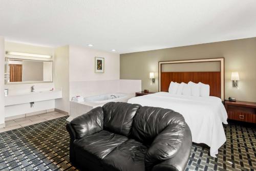 1 king bed, 1 sofa bed