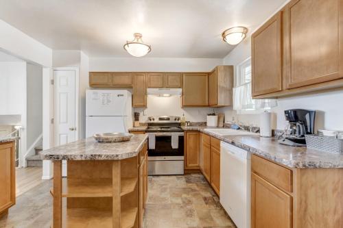 4BD Centrally Located Dog-Friendly Close to Park in Colorado Springs, USA