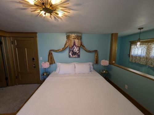 The Queen Hotel- Downtown Luxury 3