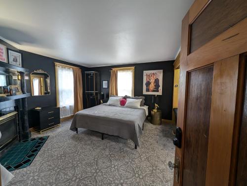The Queen Hotel- Downtown Luxury 4