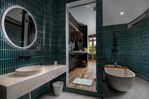 room detail thumbnail 2