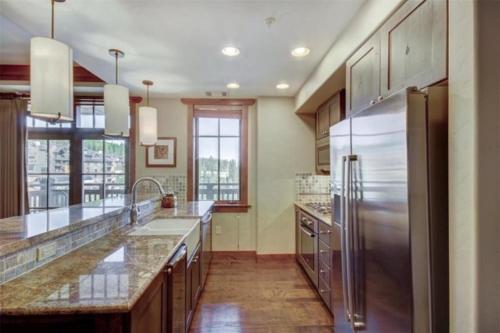 Breckenridge 3 Bedroom Condo at One Ski Hill Ski-in Ski-out concierge services - image 2