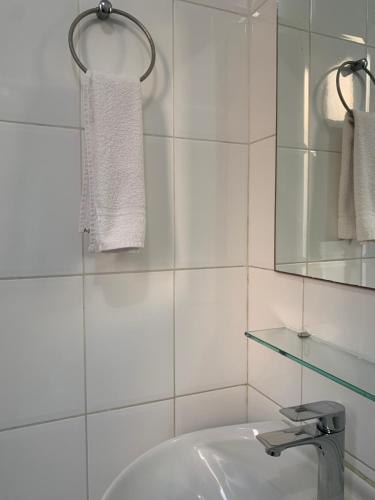 Twin Room image 10
