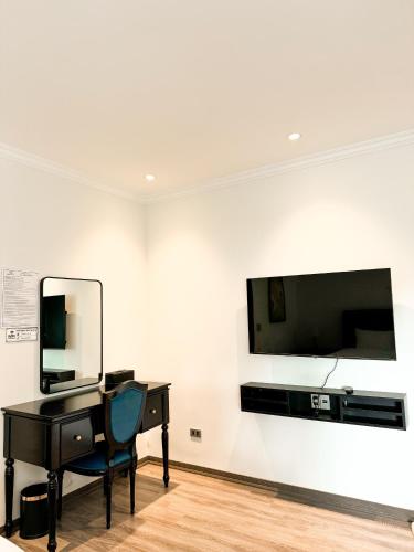 Deluxe Double Room with Bath image 10