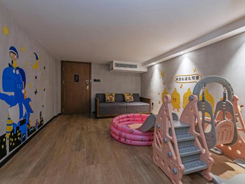 Mehood Lestie, Xiamen Zhongshan Road Pedestrian Street – Xiamen, AL