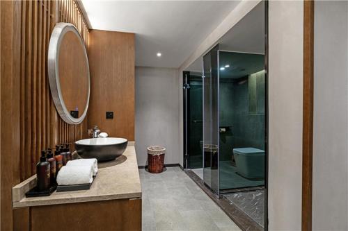 Mehood Lestie, Xiamen Zhongshan Road Pedestrian Street – Xiamen, AL