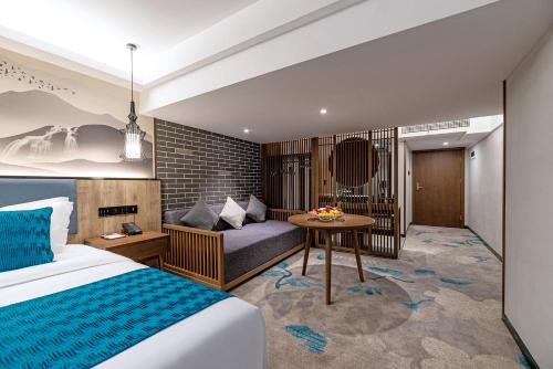 Mehood Lestie, Xiamen Zhongshan Road Pedestrian Street – Xiamen, AL