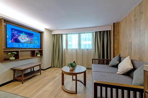 Mehood Lestie, Xiamen Zhongshan Road Pedestrian Street – Xiamen, AL