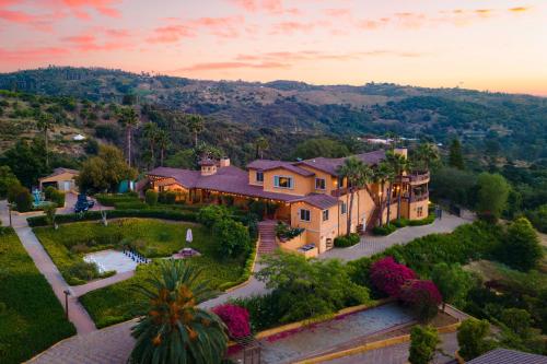 Keys Creek and Casita - AvantStay Sleeps 30 Estate Vineyard Pool Courts Theater Views in Valley Center, USA