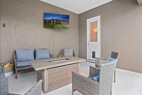 Luxury Heated Pool Home, Hot tub, King bed suite in Lakeland, USA