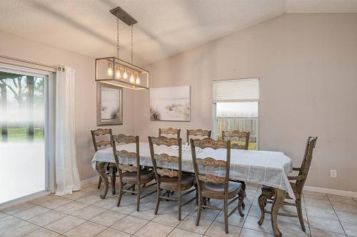 King Bed Suite, Fireside Hot Tub, Gameroom in Auburndale, USA