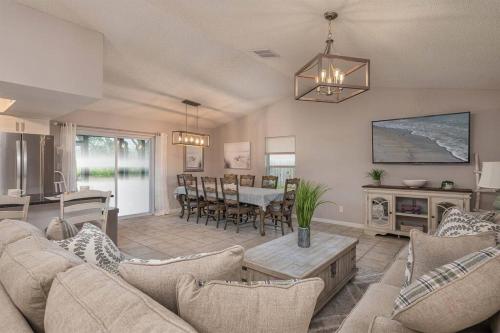 King Bed Suite, Fireside Hot Tub, Gameroom in Auburndale (FL)