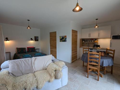Studio moderne avec terrasse, parking et WIFI - FR-1-653-262 in Baignes-Sainte-Radegonde