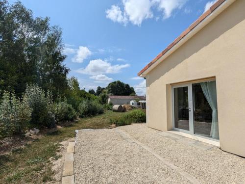 Studio moderne avec terrasse, parking et WIFI - FR-1-653-262 in Baignes-Sainte-Radegonde