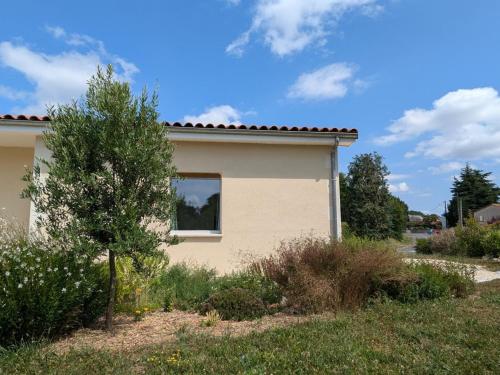 Studio moderne avec terrasse, parking et WIFI - FR-1-653-262 in Baignes-Sainte-Radegonde