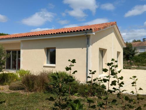 Studio moderne avec terrasse, parking et WIFI - FR-1-653-262 in Baignes-Sainte-Radegonde