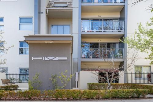 Buitenkant, Modern 2BR 2BA Apartment Close to City and ANU - Hosted by Canstay in Turner