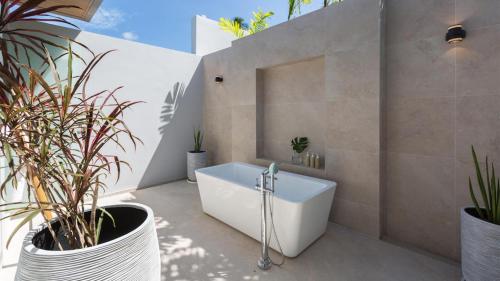 Exclusive Sea Renity A Beachfront Villa Retreat Sleeps 12 Adults and 6 Kids