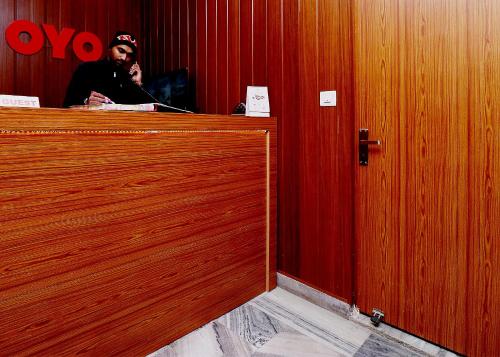 OYO 플래그십 23709 호텔 미루 인터내셔널 - 로비