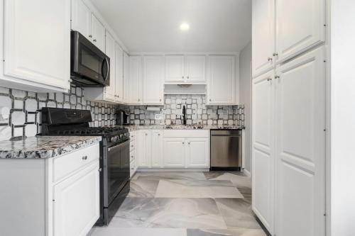 San Diego Chill House with Jacuzzi-Golf-Game Room in North Clairemont