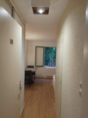 Chez Yves , 200 m du canal , 7 min de Golfech , parking privé et gratuit , rangement vélo fermés