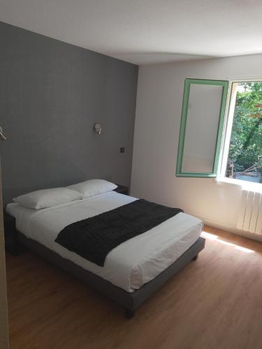 Chez Yves , 200 m du canal , 7 min de Golfech , parking privé et gratuit , rangement vélo fermés