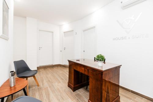 DM House & Suite 4
