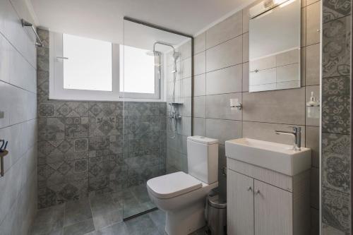 2 bedrooms, 3 beds