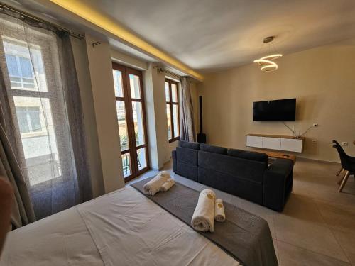 Athens Party Suite by Morenita read property lnformation, Atene