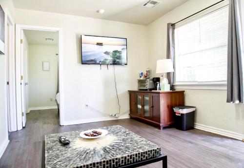 Cozy Winter Oasis W Fast Wifirain Shower Trb in Oklahoma City, USA