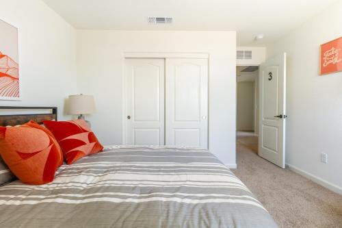 Voyage on to your minimalistic getaway Voyage on to your minimalistic getaway