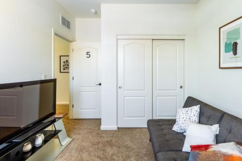 Voyage on to your minimalistic getaway Voyage on to your minimalistic getaway