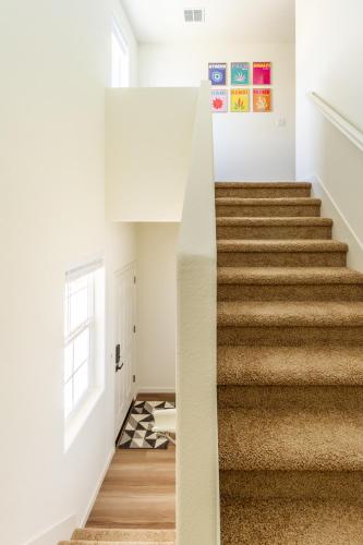 Voyage on to your minimalistic getaway Voyage on to your minimalistic getaway