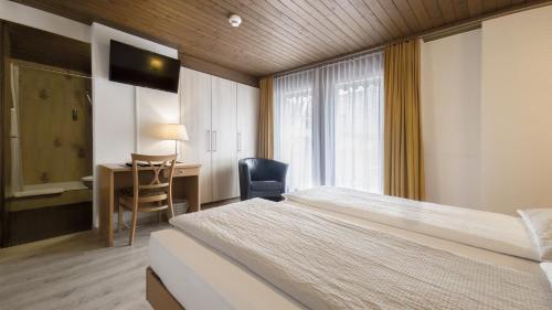 Double Room with Balcony image 4