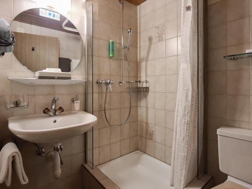 Double Room with Balcony image 5
