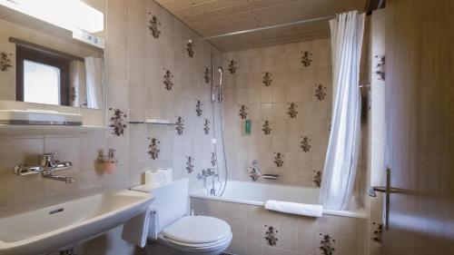 Double Room with Garden View image 4
