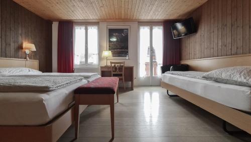 Triple Room with Balcony image 2