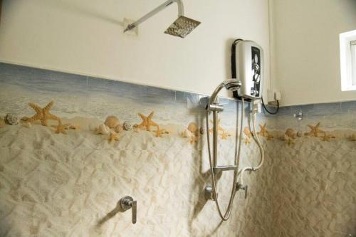Standard Double Room image 6