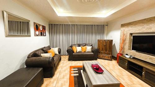 ห้องส่วนกลางสำหรับนั่งเล่น/ดูทีวี, Grey Oak Holiday House in บูลาวาโย