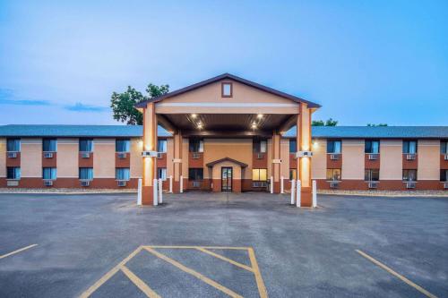 Days Inn & Suites by Wyndham Waterloo - image 10