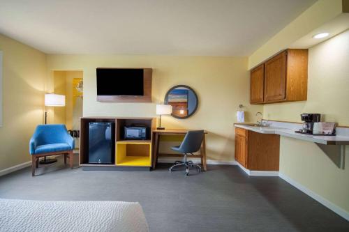 Days Inn & Suites by Wyndham Waterloo - image 12