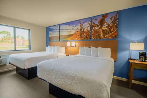 Days Inn & Suites by Wyndham Waterloo - image 6