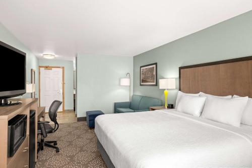 1 king bed, 1 sofa bed