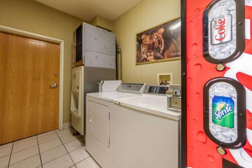 Econo Lodge Airport/Colorado Springs - image 8