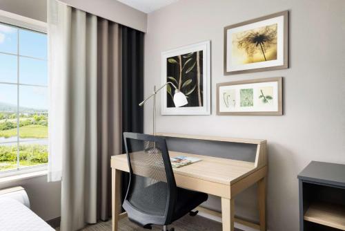 Queen Room with Roll-in Shower - Non-Smoking