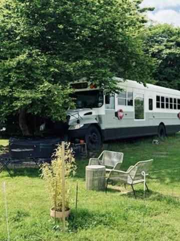 Заобикаляща среда, American School Bus Retreat with Hot Tub in Sussex Meadow in Danehill