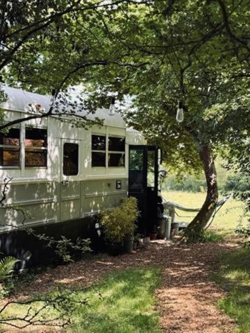Фасада на хотела, American School Bus Retreat with Hot Tub in Sussex Meadow in Danehill